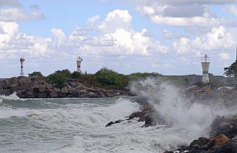 Akçakoca'da kuvvetli rüzgar etkili oldu