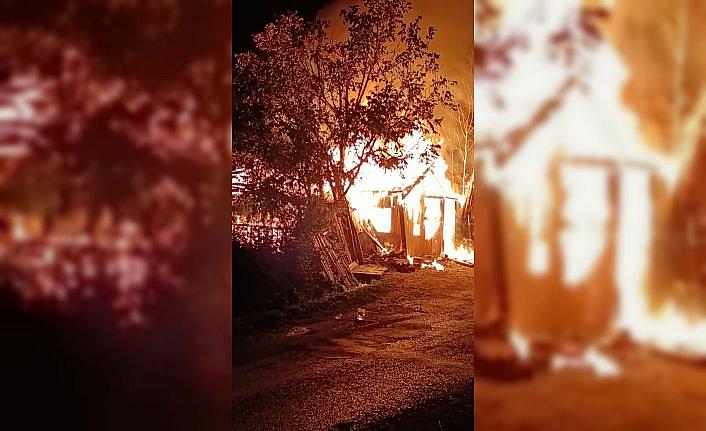 Amasya'da çıkan yangında bağ evi kullanılamaz hale geldi