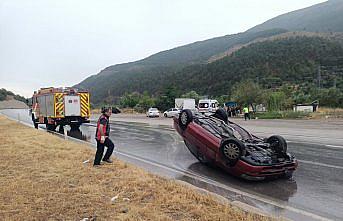 Amasya’da devrilen otomobildeki 2 kişi yaralandı