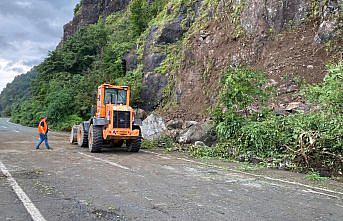 Artvin'de heyelan nedeniyle Karadeniz Sahil Yolu ulaşımında aksama yaşandı