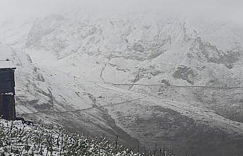 Artvin'de yaylalara kar yağdı