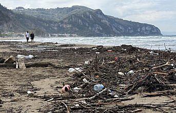 Bartın'da denize sürüklenen atıklar sahilde kirlilik oluşturdu