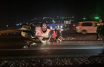 Bayburt'ta refüje çarpıp devrilen otomobildeki 6 kişi yaralandı