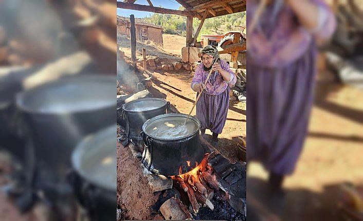 Bolu'da köylüler geleneksel yöntemlerle üzüm pekmezi üretiyor