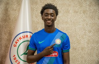 Çaykur Rizespor, Jesurun Rak-Sakyi'yi transfer etti