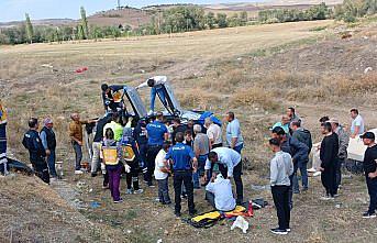 Çorum'da düğün konvoyundaki trafik kazasında 2 kişi yaralandı