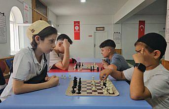 Çorum'da müezzin, hediyeler verdiği çocukların camiyle bağlarını güçlendirmelerine katkı sağlıyor