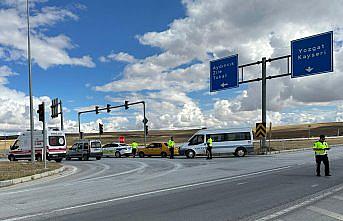 Çorum'da taksi ile elektrikli motosikletin çarpıştığı kaza güvenlik kamerasında