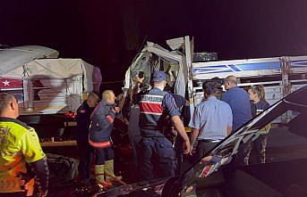 Çorum'da tır ile kamyonun çarpışması sonucu 1 kişi yaralandı