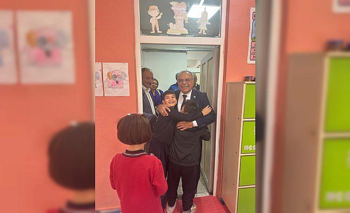 Dodurga Belediye Başkanı Çetinkaya öğrencilere forma hediye etti