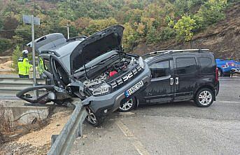 Düzce'de ciple hafif ticari aracın çarpıştığı kazada 3 kişi yaralandı