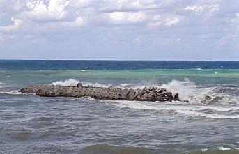 Düzce'nin Karadeniz kıyısında kuvvetli rüzgar etkili oldu