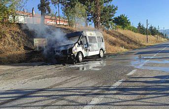 Gümüşhacıköy’de işçi servisi minibüsünde çıkan yangın söndürüldü