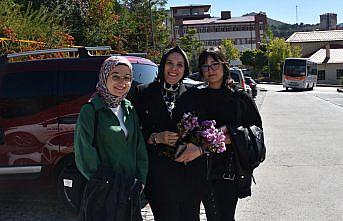 Gümüşhane Üniversitesi'nde öğrenciler çiçekler ile karşılandı