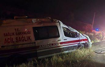 Gümüşhane'de devrilen ambulanstaki 3 sağlık personeli yaralandı