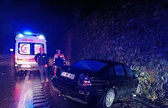 Gümüşhane'de istinat duvarına çarpan otomobildeki 3 kişi yaralandı