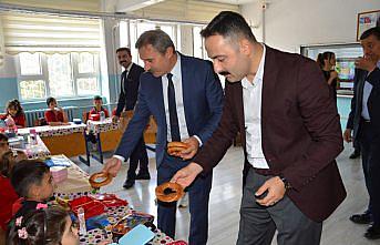 Havza'da öğrencilere simit ve süt ikram edildi