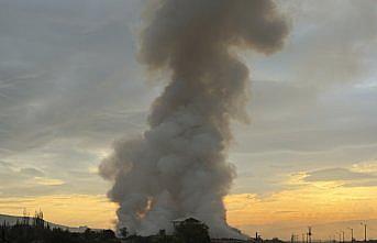 İzmir'de çöp aktarma noktasında çıkan yangına müdahale ediliyor
