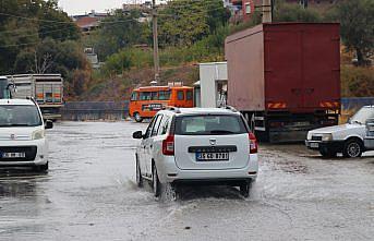 İzmir'de patlayan su borusunun onarılmamasına mahalleliden tepki