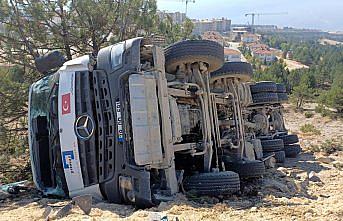 Karabük'te devrilen beton mikserinin sürücüsü yaralandı