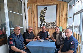 Ladik Jandarma Komutanı Demir'den gazi polis memuru Albayrak'a ziyaret