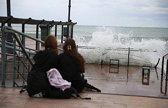 Ordu'da kuvvetli rüzgar Karadeniz'de dev dalgalar oluşturdu