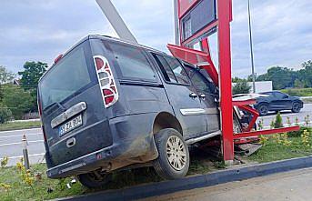 Samsun'da akaryakıt istasyonu tabelasına çarpan hafif ticari araçtaki 3 kişi yaralandı