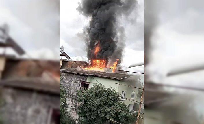 Samsun'da bir evin çatısında çıkan yangın hasara neden oldu