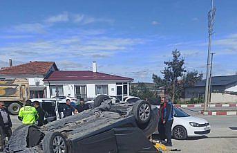 Samsun'da devrilen otomobildeki 3 kişi yaralandı