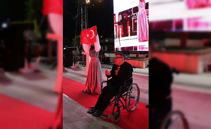 Samsun'da “Engelsiz Işıklar Havuz Başı Defilesi“ düzenlendi
