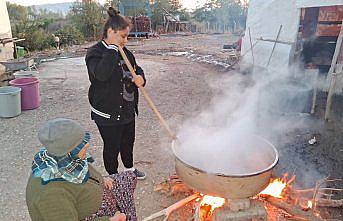 Samsun'da kadınlar kış hazırlığı için kuşburnu marmeladı yaptılar