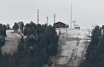 Sarıkamış Kayak Merkezi'ne mevsimin ilk karı düştü