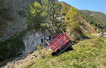 Sinop'ta devrilen kamyonun sürücüsü öldü