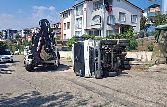 Sinop'ta freni boşalan kamyonet devrildi, sürücü hafif yaralandı