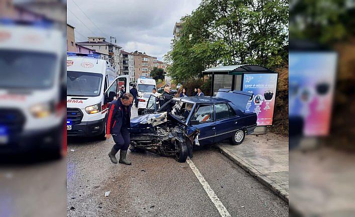 Sinop’ta iki otomobilin çarpıştığı kazada 4 kişi yaralandı
