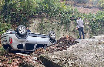 Sinop'ta istinat duvarına çarpan otomobilin sürücüsü yaralandı