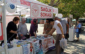 Sinop'ta kurulan Sağlık Sokağı'nda vatandaşlar bilgilendiriliyor