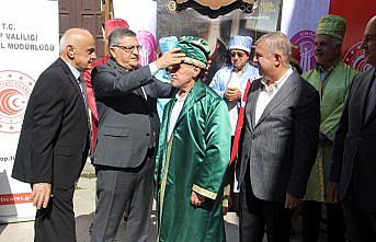 Sinop'ta “Türkiye'de yılın ahisi“ seçilen esnafa ahi kaftanı giydirildi