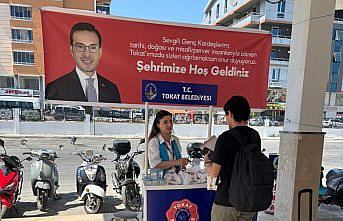 Tokat Belediyesinden üniversiteye kayıt yaptırmaya gelen öğrencilere ikram