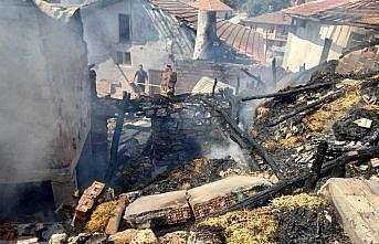 Tokat'ta çıkan yangında ev ve samanlık kullanılamaz hale geldi
