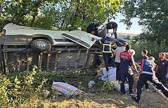 Tokat'ta devrilen minibüsteki 2 kişi yaralandı