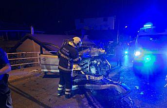 Tokat’ta elektrik direğine çarpan araçtaki 3 kişi yaralandı