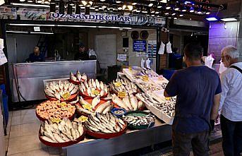 Trabzon'da balıkçı tezgahlarını istavrit ve mezgit süslüyor