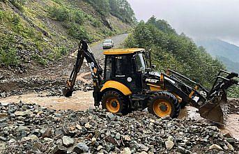 Trabzon'da şiddetli yağışlara karşı belediye ekipleri teyakkuzda