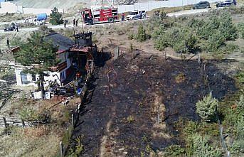 Türkeli'de bahçede başlayan yangın eve sıçradı