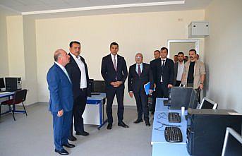 Vali Çalgan, Kargı Cumhuriyet İlkokulu'nu inceledi