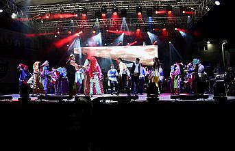 Vezirköprü Gençlik Konseri'nde Ekin Uzunlar sahne aldı