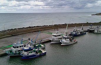 Yük gemileri fırtına uyarısı üzerine Sinop doğal limanına demirledi