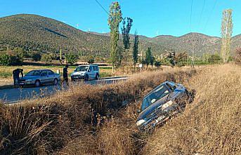 Amasya'da devrilen otomobildeki 3 kişi yaralandı