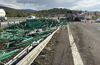 Anadolu Otoyolu'nun Bolu kesiminde bariyere çarpan tırın sürücüsü yaralandı